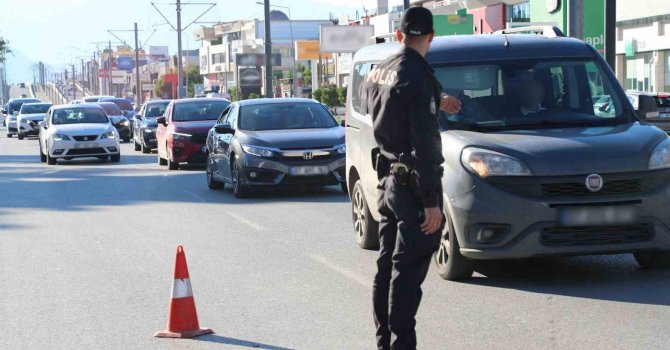 Antalya’da şok yol uygulamalarında bin 263 şahıs sorgulandı