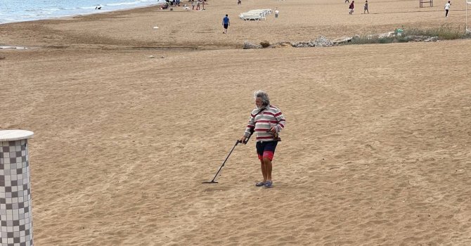 Turistlerin çekildiği plaj define avcılarına kaldı: "Ne bulursak kar"