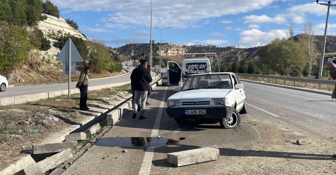 Burdur’da kontrolden çıkan otomobil bariyere vurdu: 1 yaralı