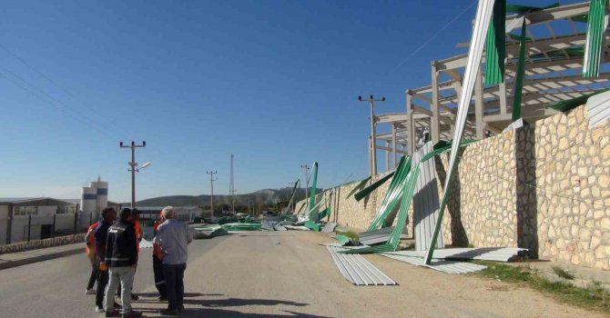 Mersin’de şiddetli rüzgar fabrika inşaatı çatısını uçurdu