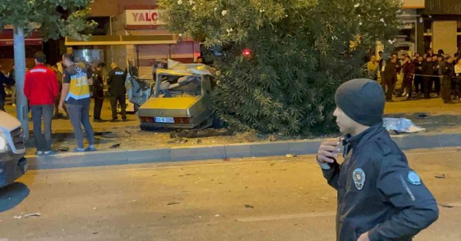 Adana‘da ağaca çarpan otomobil ikiye bölündü: 3 ölü, 2 yaralı