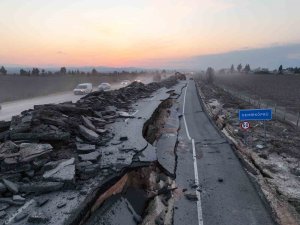 Hatay’da 4 metre kırılmaların olduğu yolda, depremin 3. gününde başlayan çalışmalar aralıksız devam ediyor