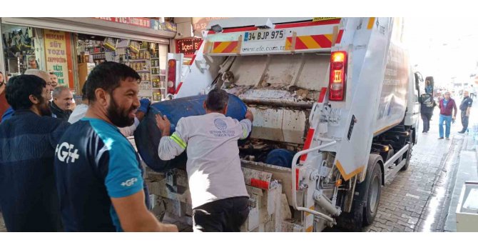 Adana’da yarı çıplak dana ayağı temizliği pahalıya patladı