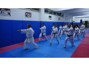 Aynı karate salonu öğrencileri, 30 yıl sonra tekrar bir araya gelerek idman yaptı