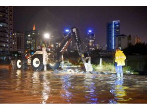 Yağışın etkili olduğu Mersin’de ekipler gece boyunca çalıştı