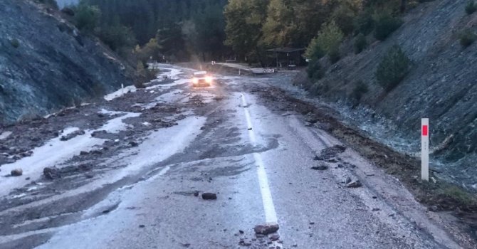 Şiddetli yağış heyelana neden oldu, yollar kapandı