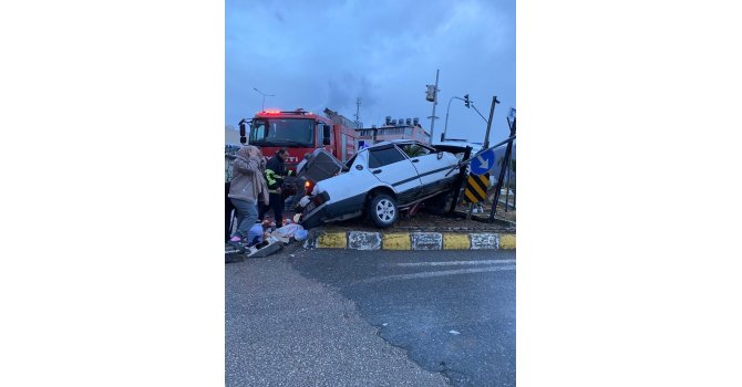 Hurdaya dönen Tofaş’daki 4 kişi yaralandı