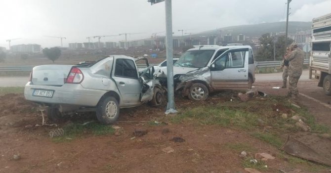 Hatay’da iki araç çarpıştı:3 yaralı