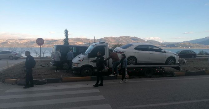 Isparta’da kaza yapan araçlar refüje çıktı