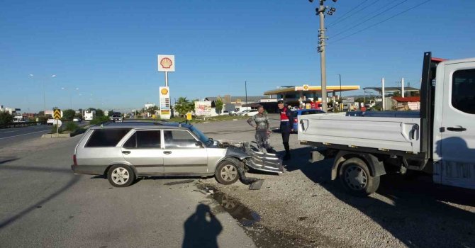 Antalya’da otomobil ile kamyonetin çarpıştığı kaza kamerada