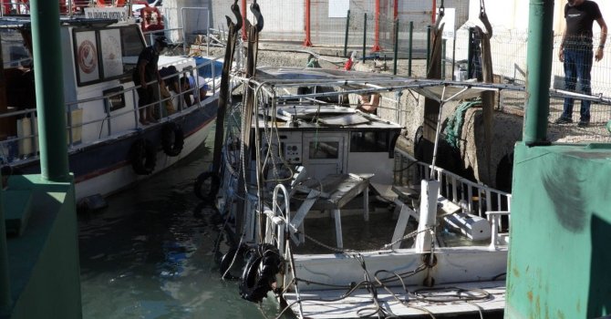 Hatay’da fırtınada batan tekne karaya çıkarıldı