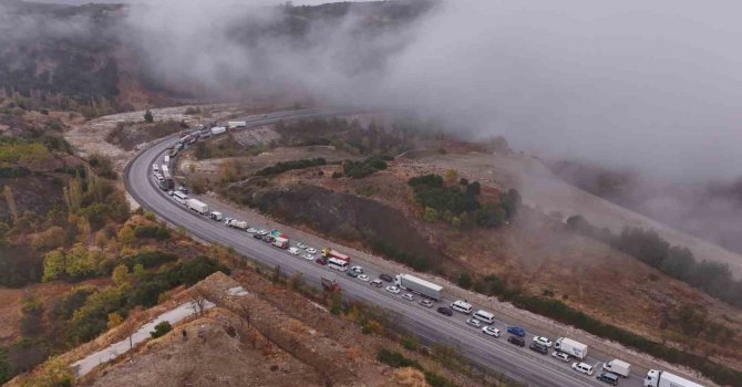 Burdur-Antalya Karayolu’nda tır makasladı, kilometrelerce araç kuyruğu oluştu