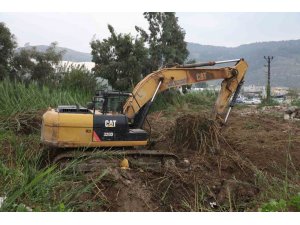 Hatay Büyükşehir Belediyesi dereleri ıslah ediyor