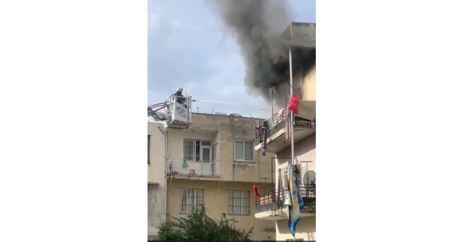 Hatay’da 2 katlı binadaki yangın kamerada