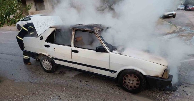 Burdur’da seyir halinde iken yanan otomobil kullanılamaz hale geldi