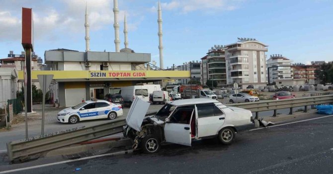 Bariyerlere çarpan otomobil yola fırlayan sürücüsünü ezdi