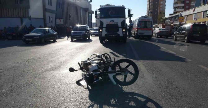 Beton mikserinin motosikletliyi ezmesi anbean görüntülendi