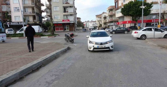 Çarpıştığı otomobilin camına başını çarpan motosikletli ağır yaralandı