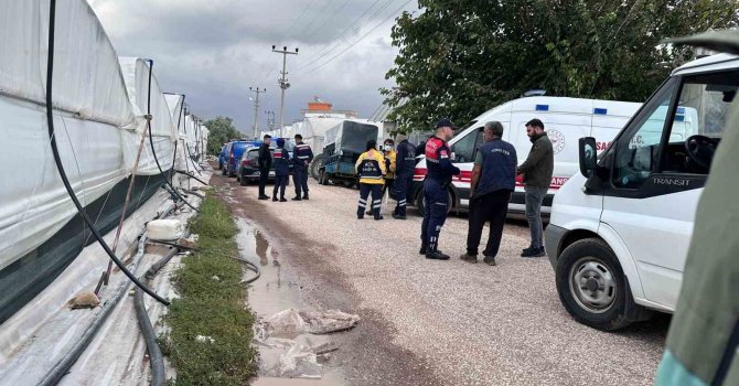 Tüfekle oynayan oğlu tarafından vurularak hayatını kaybetti