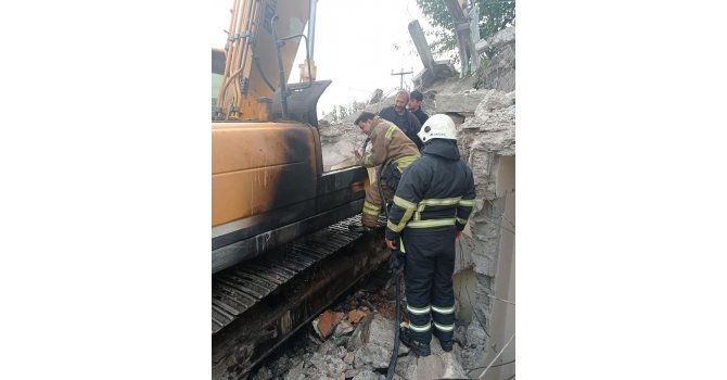 Hatay’da iş makinesi yandı