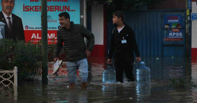 Sular altında kalan İskenderun’da mahsur kalan araçlar kurtarılmayı bekliyor