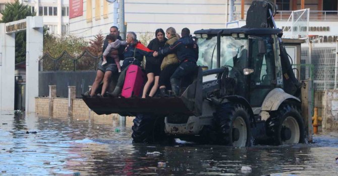 Suların kapladığı İskenderun’da evlerde mahsur kalanlar, iş makineleri ve yüksek tonajlı araçlarla kurtarılıyor