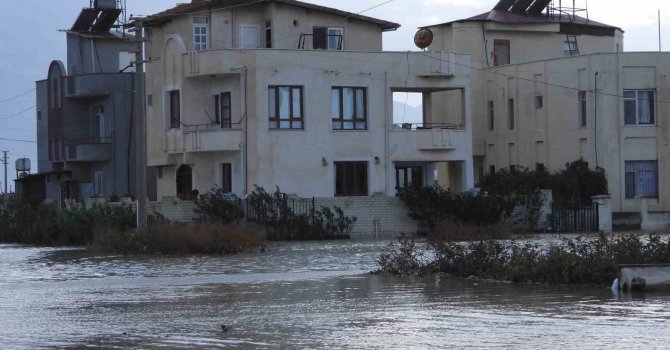 Hatay’da bazı evler su altında kaldı