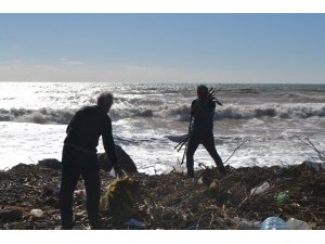 Bozyazı’da vatandaşlar sel sularıyla taşınan odunları topladı