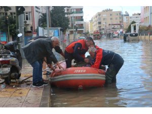 Suyun bir buçuk metreyi bulduğu İskenderun kent merkezinde, AFAD vatandaşları botla kurtarıyor