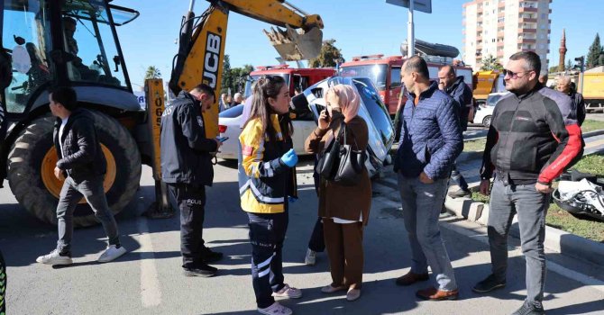 Yan yatan otomobilde sıkışan yaşlı kadın kurtarıldı, kızı annesini sayıkladı