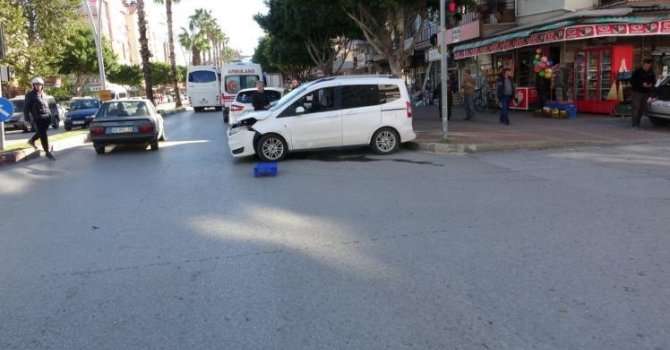 Hafif ticari araç ile otomobil çarpıştı: 2 yaralı