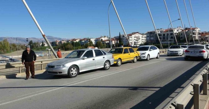 3 otomobilin karıştığı zincirleme kaza: 1 yaralı