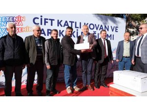 573 arı yetiştiricisine çift katlı kovan ve arı keki dağıtıldı