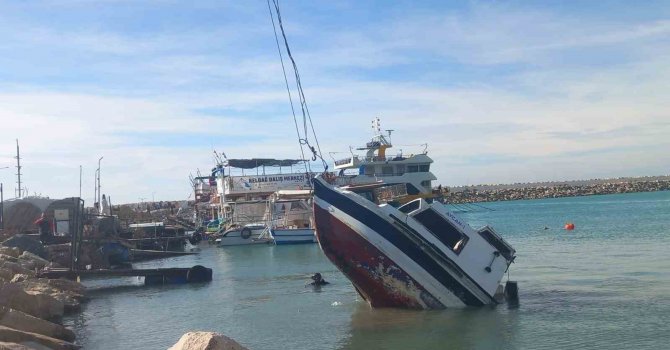 Fırtınayla birlikte suya gömülen tekne vinçle karaya çıkarıldı