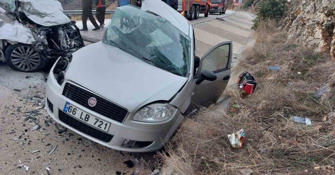 Isparta’da otomobiller çarpıştı: 1 kişi öldü, 1’i doktor 3 sağlıkçı yaralandı