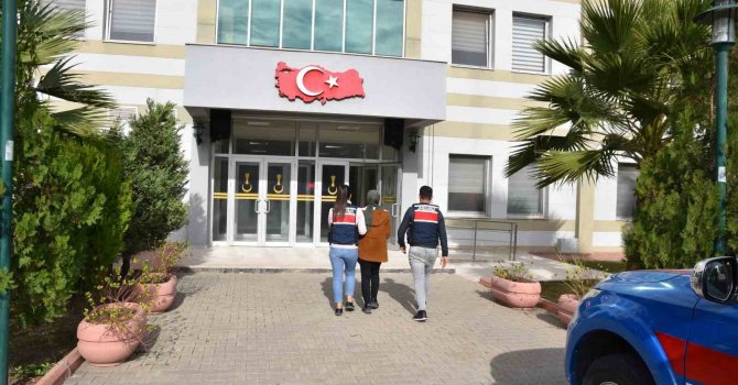 Osmaniye’de FETÖ hükümlüsü kadın kitaplık arkasındaki gizli bölmede yakalandı