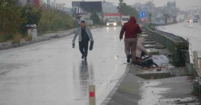 Bariyerlere çarparak hurdaya dönen araçtan burnu bile kanamadan çıktı