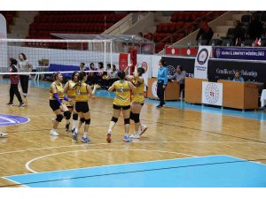 Adana’da liselerarası voleybol turnuvası nefes kesti