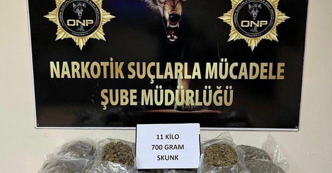 Osmaniye’de canlı tavuk taşıyan araçta 11 kilo 700 gram uyuşturucu ele geçirildi