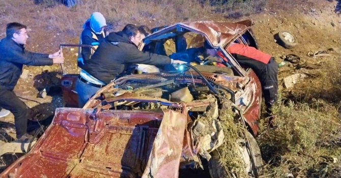 Burdur’da kontrolden çıkan otomobil takla attı: 1’i ağır 2 yaralı