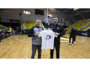 Kadın basketbolcular, tüm vatandaş ve sporcuları maratona davet etti