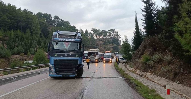 Burdur’da 2 otomobil ve tır çarpıştı: 1 yaralı