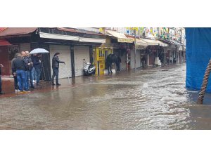 Alanya’da rögarlar taştı, çarşı merkezini su bastı