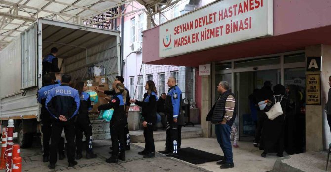 Adana’da polis, ihtiyaç sahibi ailelerine bebek bezi dağıttı