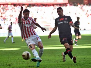 Trendyol Süper Lig: Antalyaspor: 2 - Fatih Karagümrük: 1 (İlk yarı)