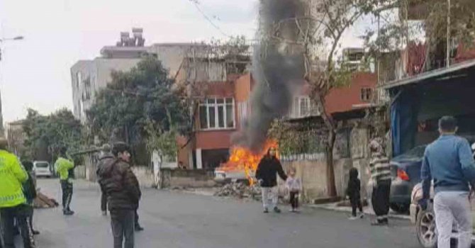 Hatay’da park halindeki otomobil alev alev yandı