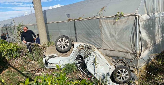 Beton direğe çarpan otomobilin 17 yaşındaki sürücüsü hayatını kaybetti