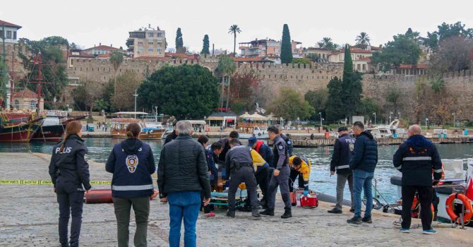 Deniz üzerinde hareketsiz bulunan şahsı hayatta tutmak için kalp masajı sırasına girdiler