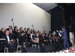 Ev hanımı, esnaf ve kamu çalışanlarından oluşan halk korusu konser verdi