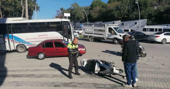 Kamyonla çarpışan motosiklet sürücüsünün sürüklendiği anlar kamerada